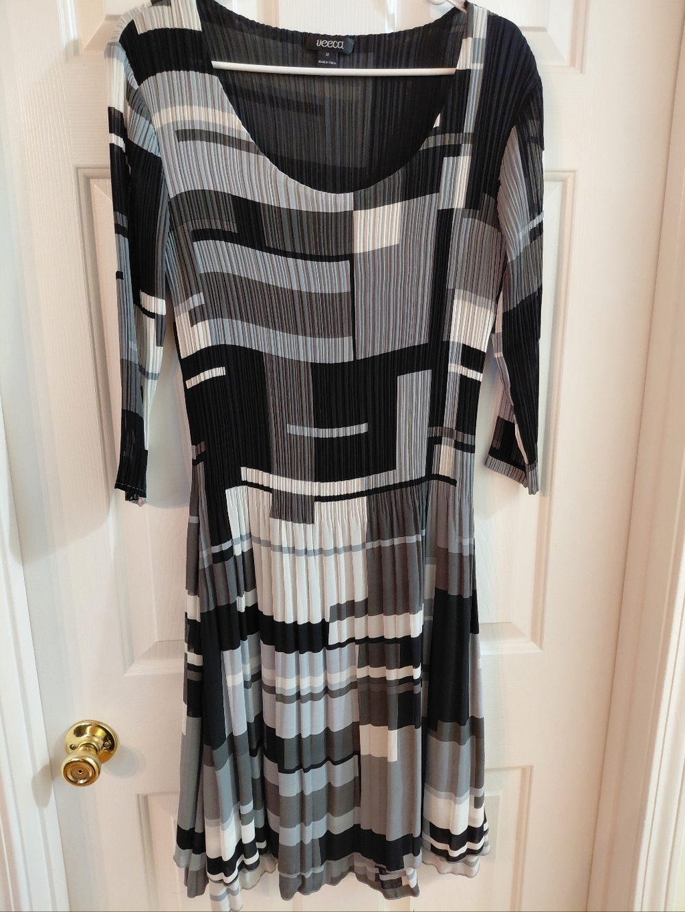 Veeca Black & Gray Pleated Long-Sleeve Midi Dress